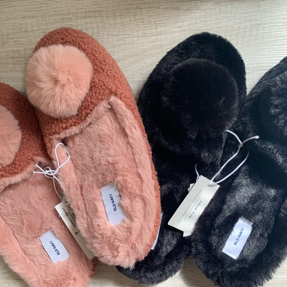 2 pairs slippers